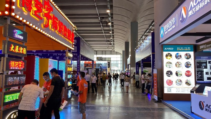 服装店写真喷绘背景墙，如何打造吸睛空间？**